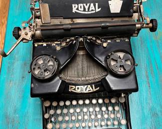 1910-1930 Royal - Model #10 with Beveled Glass Side Panels for Display or Restoration $100