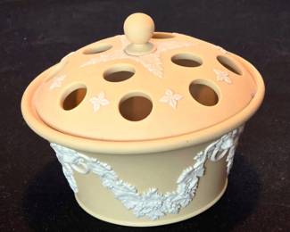 Wedgewood Yellow Flower Frog