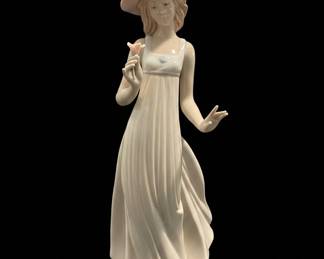 Lladro Porcelain Figurine 'Girl with Flower' #5898 Spring Splendor