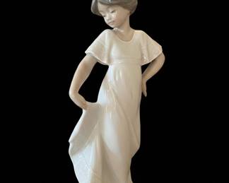 Nao by Lladro "How Pretty" Porcelain Figurine