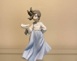 Lladro Porcelain Figurine "Girl Listening to Bird Song"