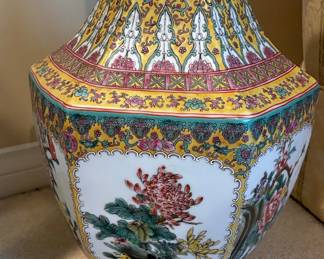 Chinese Famille Rose Porcelain Vase with Floral and Bird Motif