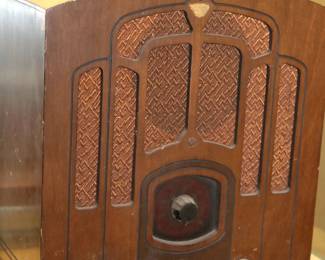 1930's Tombstone Tube Radio