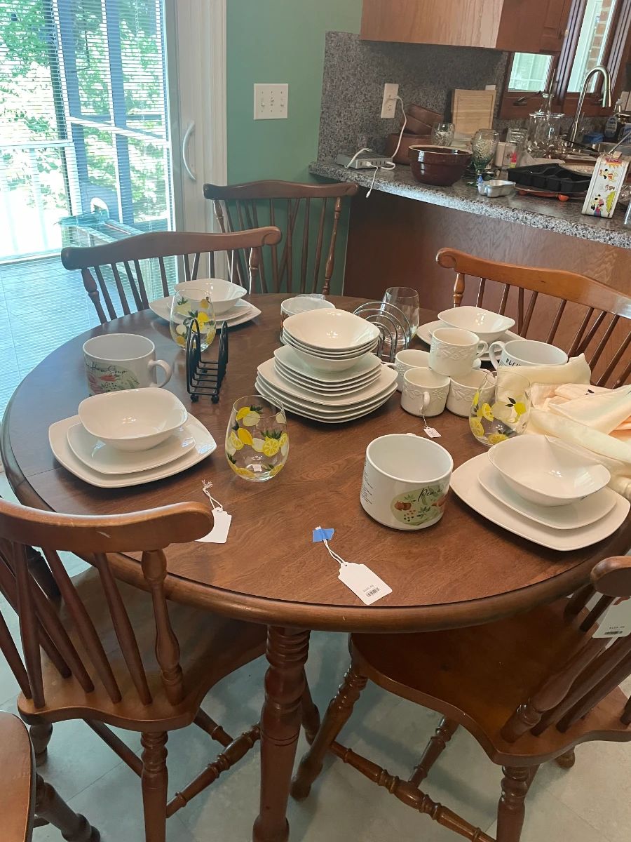 Kitchen table with 2 leaves and 6 chairs
