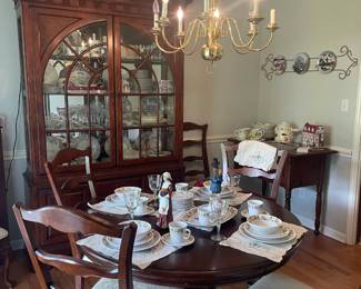 Dinning table with one leaf and 6 chairs