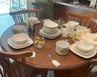 Kitchen table with 2 leaves and 6 chairs