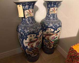 2202  2 Decorative Vases