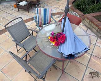 3002  Patio Table with Chairs and Umbrella