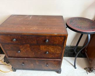 1412  Dresser and Table