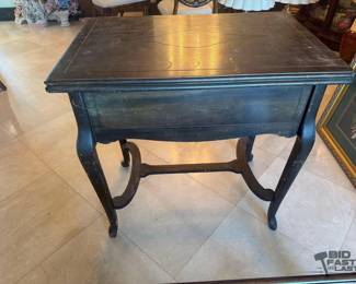 1338  Sewing Table with Domestic SewingMachine