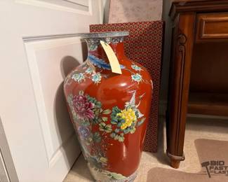 2206  Decorative Vase and Vase Box