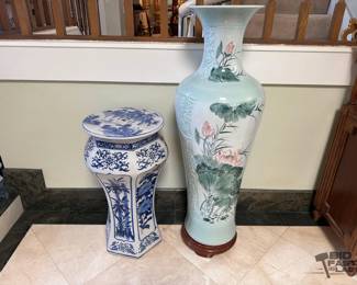 1100  Decorative Vase and Pedestal