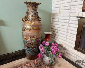 1122  3 Decorative Vases