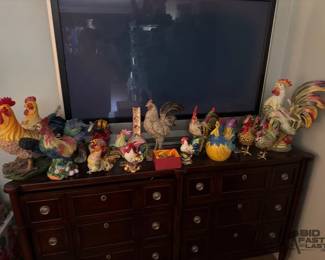 2426  Chicken Statue and Sculpture Collection
