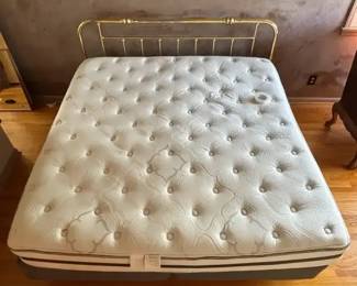 Beautyrest King Signature Select Luxury Firm 76x79 Mattress  Box Spring with Gold Metal Headboard