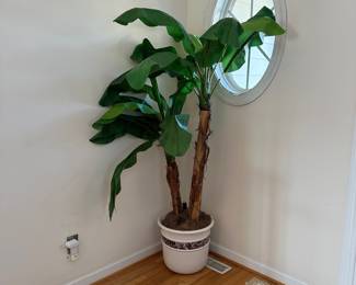 R23 - $40. 7' tall Artificial Tree. 