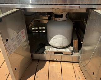 R62 - $200. Jenn-Air Model 720-0336. Propane Grill. 