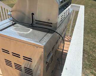 R62 - $200. Jenn-Air Model 720-0336. Propane Grill. 