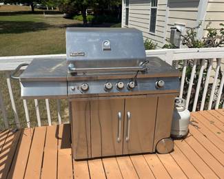 R62 - $200. Jenn-Air Model 720-0336. Propane Grill. 