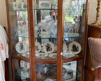 Lighted and mirrored display case 