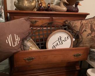 Another pic of chest of drawers. 