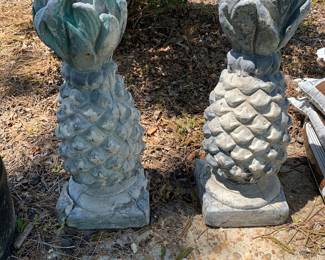 Set of two pineapple concrete pieces
