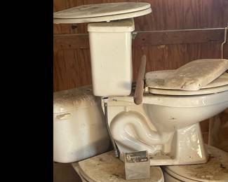 So many toilets, sinks, vanities, cabinets, shelving. 