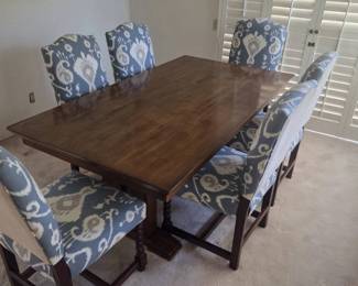 Beautiful Dining Table w Spindle Leg Chairs