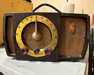 Vintage Zenith Bakelite Radio Tested does not turn on 