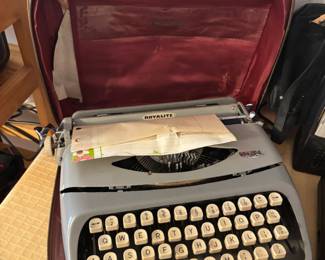 Royal RoyaLite Portable Typewriter with case