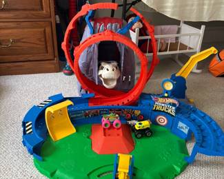 Hot Wheels monster truck race track