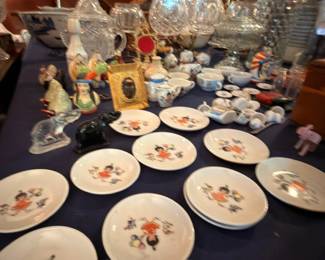 China Porcelain Plates Floral Pattern Crystal Glassware Figurines Table