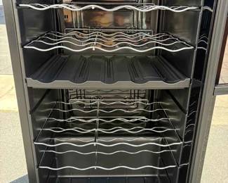HA104Wine Enthusiast Thermoelectric Wine Cooler 