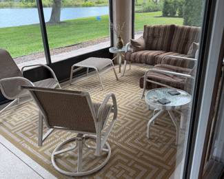 Great condition patio furniture & rug