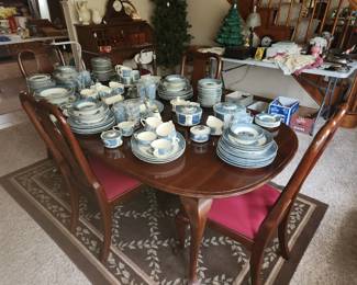 Dining Room Set w 4/chairs (pictured with 1 leaf in, there is 1 additional leaf, not pictured)