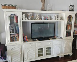 Beautiful "Broyhill" entertainment center. Amazing bar!!! AVAILABLE FOR PRESALE Text 704-724-3288 $450