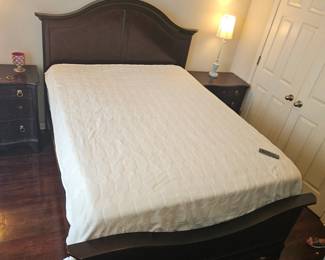 Broyhill Queen Bed with Serta adjustable platform
