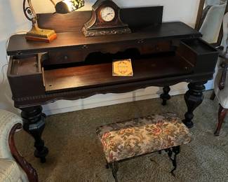 Spinet (piano) writing desk