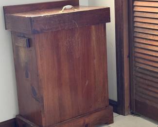 Wooden laundry box