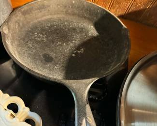 Cast iron pan 