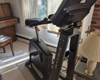 Lot 5: Matrix U50 XR Upright Recumbent Exercise Bike - Commercial grade