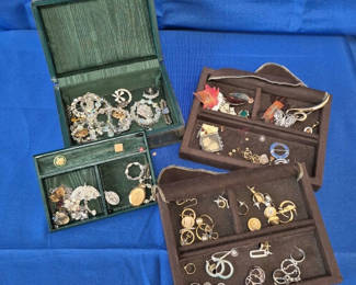 Lot 32: Collection of Jewelry