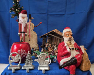 Lot 33: Christmas Decor