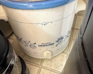 Rival Crock-Pot Slow Cooker Model 3150 with Blue Floral Pattern