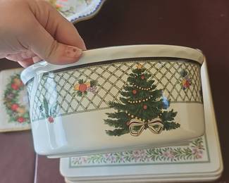 Mikasa Heritage Christmas Story Casserole Dish