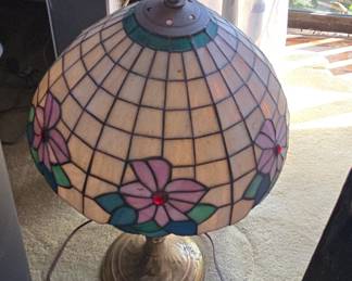 Tiffany Style Stained Glass Table Lamp with Floral Motif