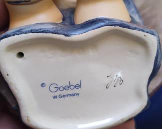 Hummel "Umbrella Girl" Figurine 152/B