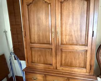 Vintage Thomasville Furniture Fisher Park Collection Solid Oak Armoire