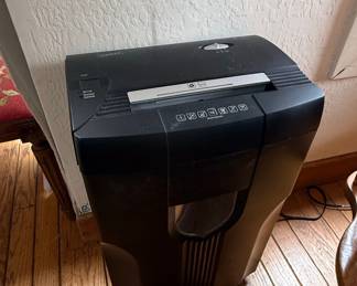Staples 16-Sheet Cross-Cut Shredder