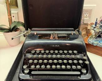 Vintage Corona Typewriter in original case